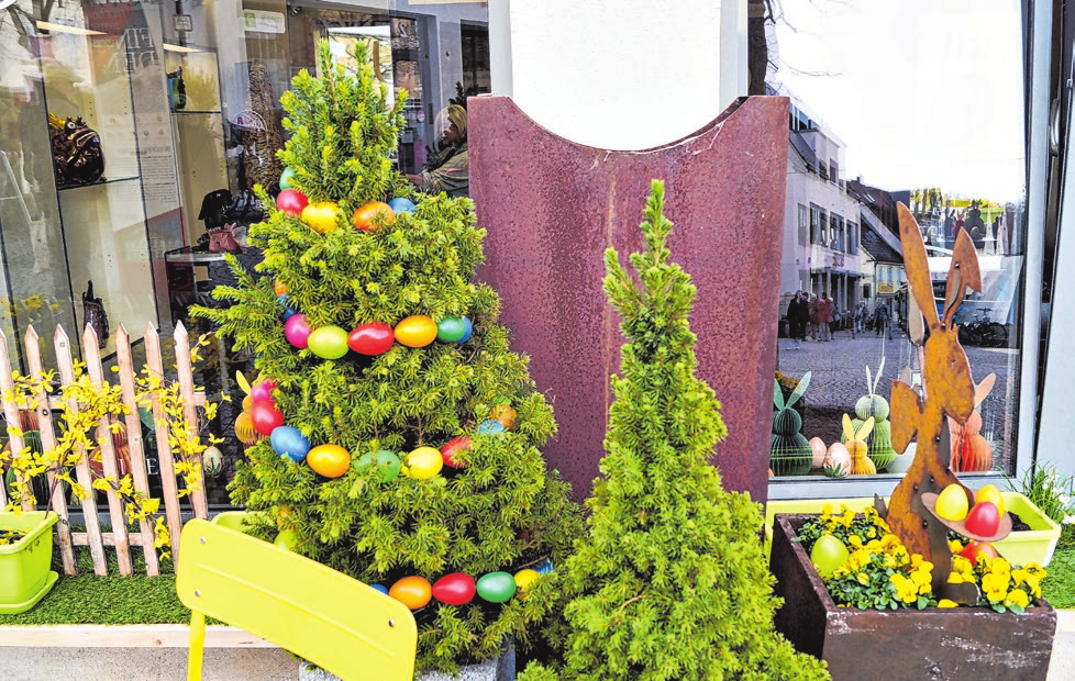 Wie immer ein Hingucker: die saisonale Deko vor dem Friseurgeschäft Uhrle am Söflinger Gemeindeplatz.