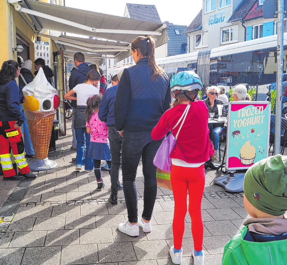 Ice, Ice, Baby! Kaum ist der erste wärmende Sonnenstrahl in Söflingen zu erkennen, ist die große Lust auf Eis da. Ein Quäntchen Geduld ist dann manchmal gefragt. Fotos: P. Starzmann (I.) U. Hoche (r.)