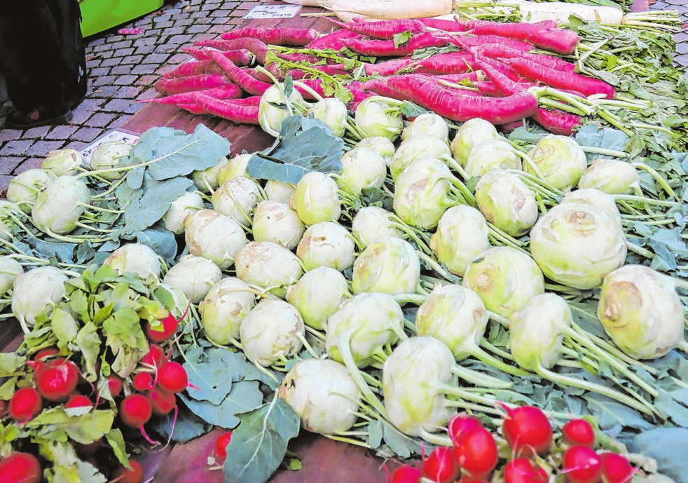 Jetzt wird es bunt: Rettiche und würzige Radieschen in knalligem Rot, bunte Ostereier und noch vieles mehr gibt es freitags auf dem Söflinger Wochenmarkt. Fotos: Ulrike Hoche