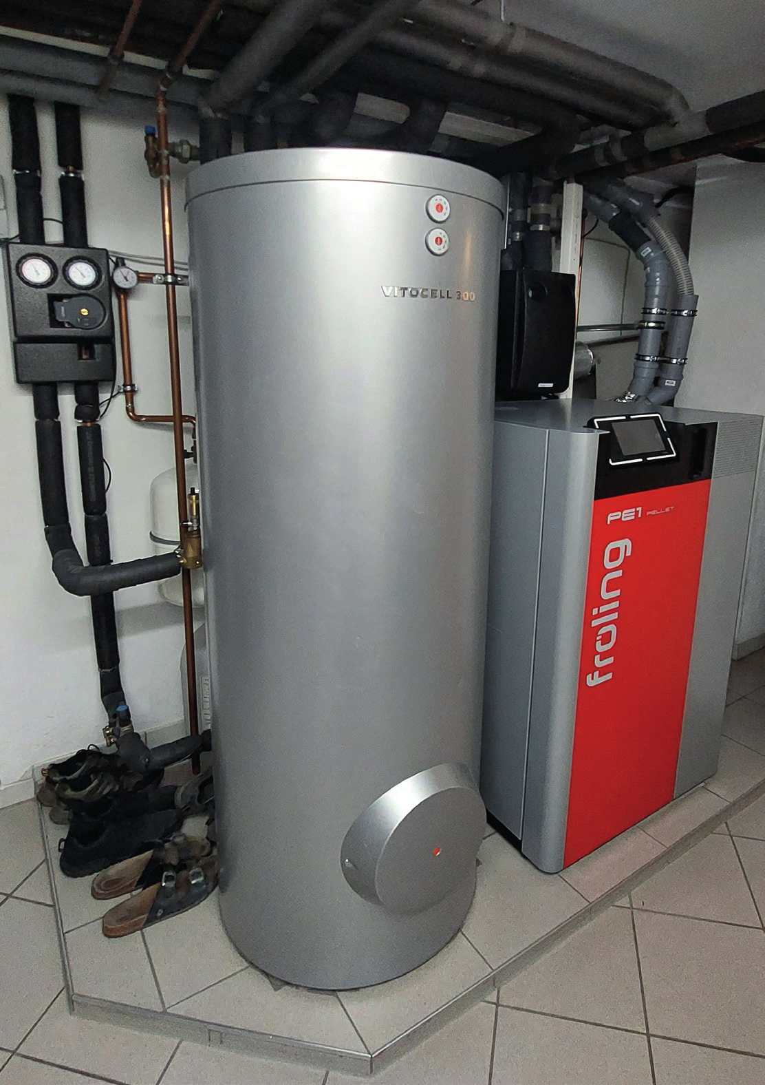 Das Pelletslager (Bild rechts) ist für die Anlage dimensioniert und hat in der Garage Platz gefunden. Die Anlage delbst am gewohnten Platz. Foto: Constantin fetzer