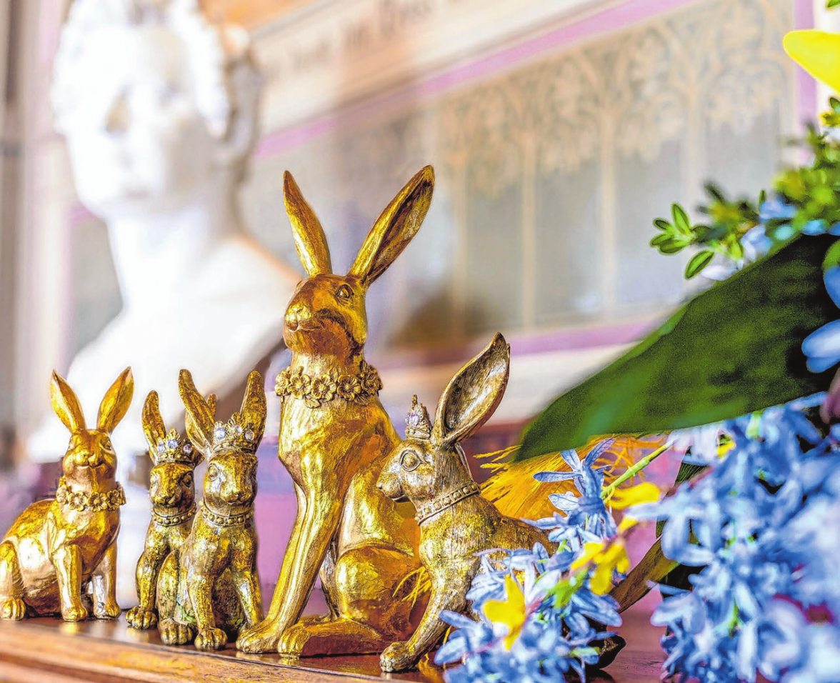 Auch der Osterhase hat sich herausgeputzt und besucht die Burg Hohenzollern.