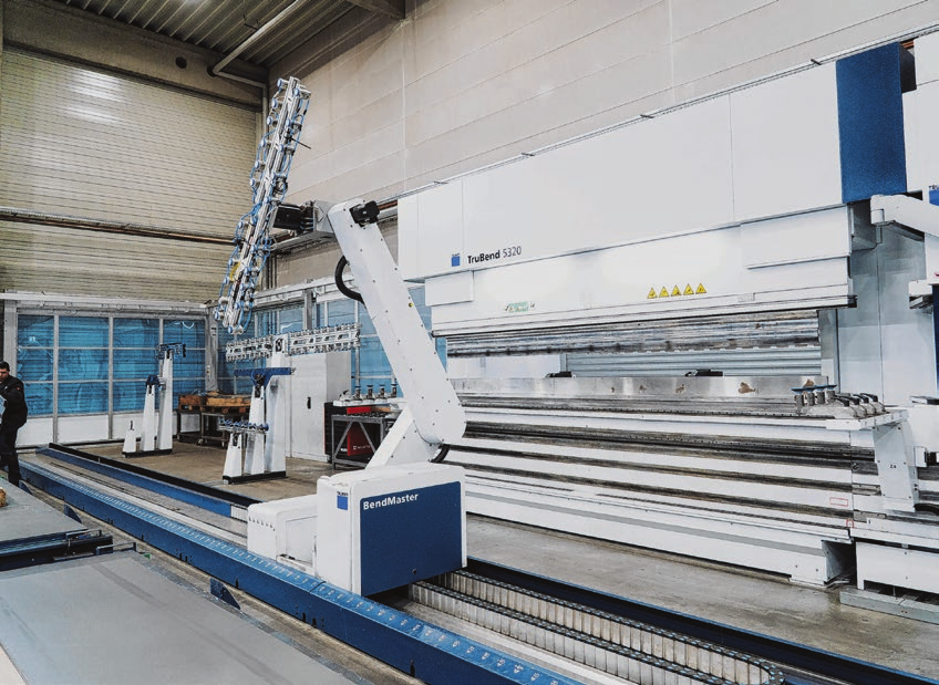 In Kirchberg hat Deeg eine der größten Trumpf-Anlagen in Betrieb. Diese biegt selbstständig Blechteile.