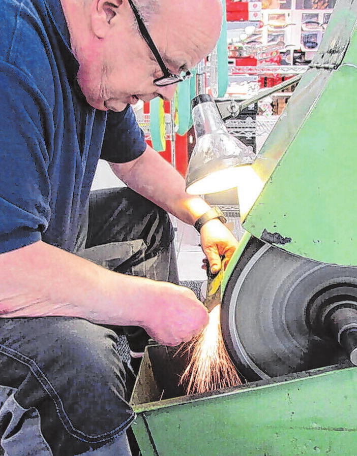 Messer, Beil und Gartenschere: Stephan Tang schärft im Kaufhaus Eberl Schneidwerkzeuge. Foto: Eberl