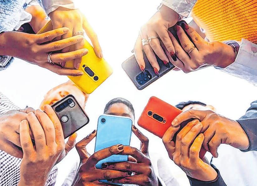 Ein Smartphone und die Handynummer oder E-Mail-Adresse des Empfängers genügen, um einfach, sicher und schnell zu überweisen. Foto: Davide Angelin/adobe.stock