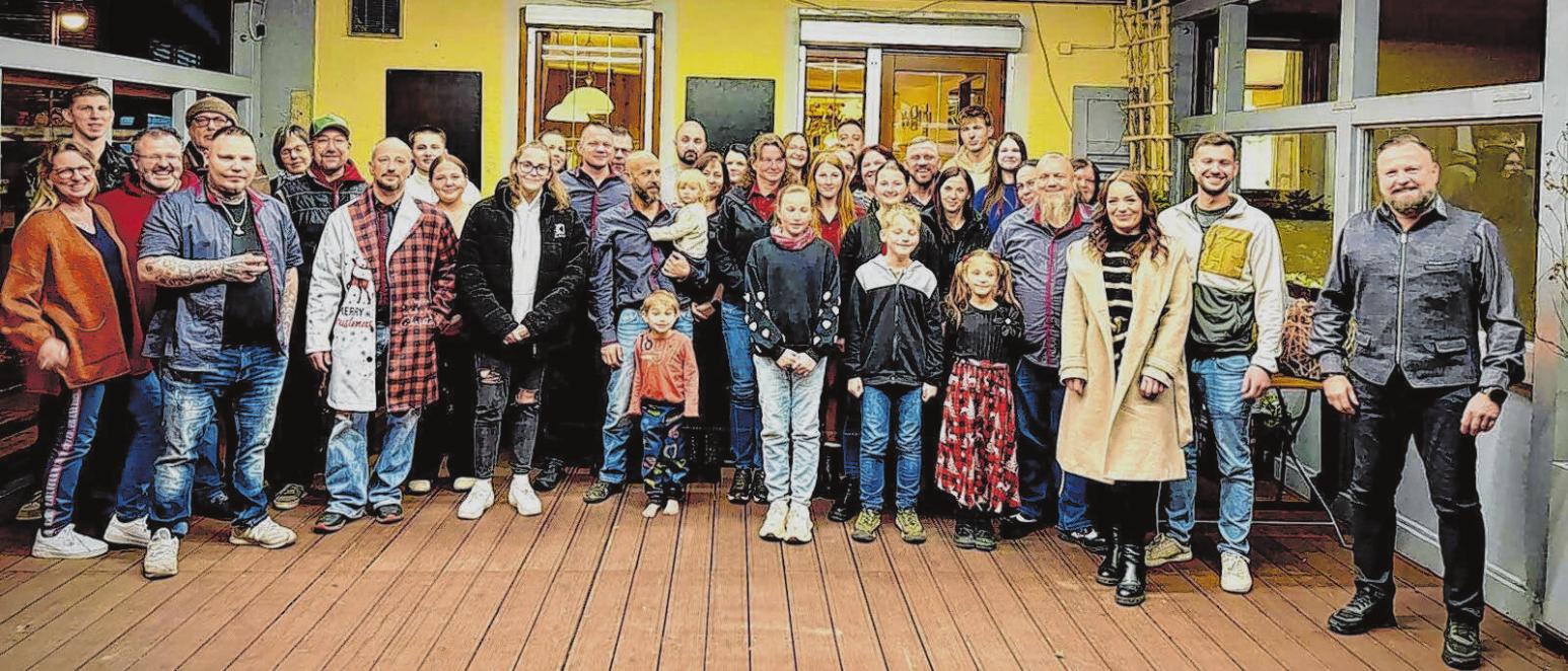 Die Mitarbeiter und deren Partner gehören für Steffen quasi zum erweiterten Familienkreis. Häufig trifft sich die Belegschaft mit Familien und grillt auf dem Betriebsgelände.