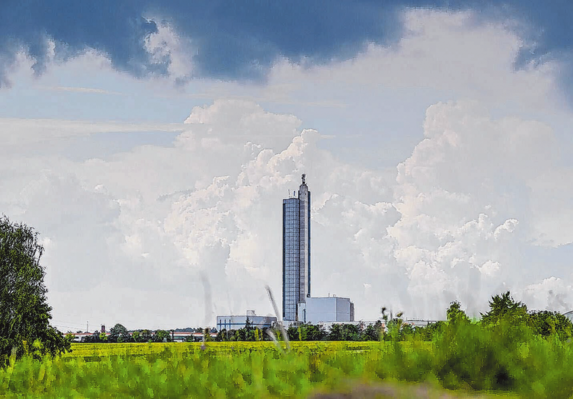 Wie ein Finger, der zum Himmel aufzeigt: der Siloturm bei Jungingen.    Foto: Lars Schwerdtfeger