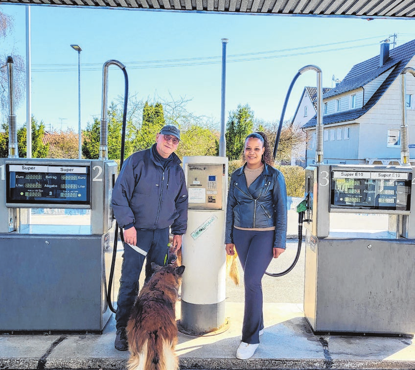 Oliver Konzelmann und die Geschäftsführerin Natascha Frimpong freuen sich, mit ihren Gästen das 40-jährige Bestehen am Samstag, 25. April, gebührend feiern zu können. Im Bild rechts: Ein tolles Team: Natascha Frimpong, Oliver Konzelmann und Lothar Müller (v.l.n.r.). Fotos: Dennis Breisinger