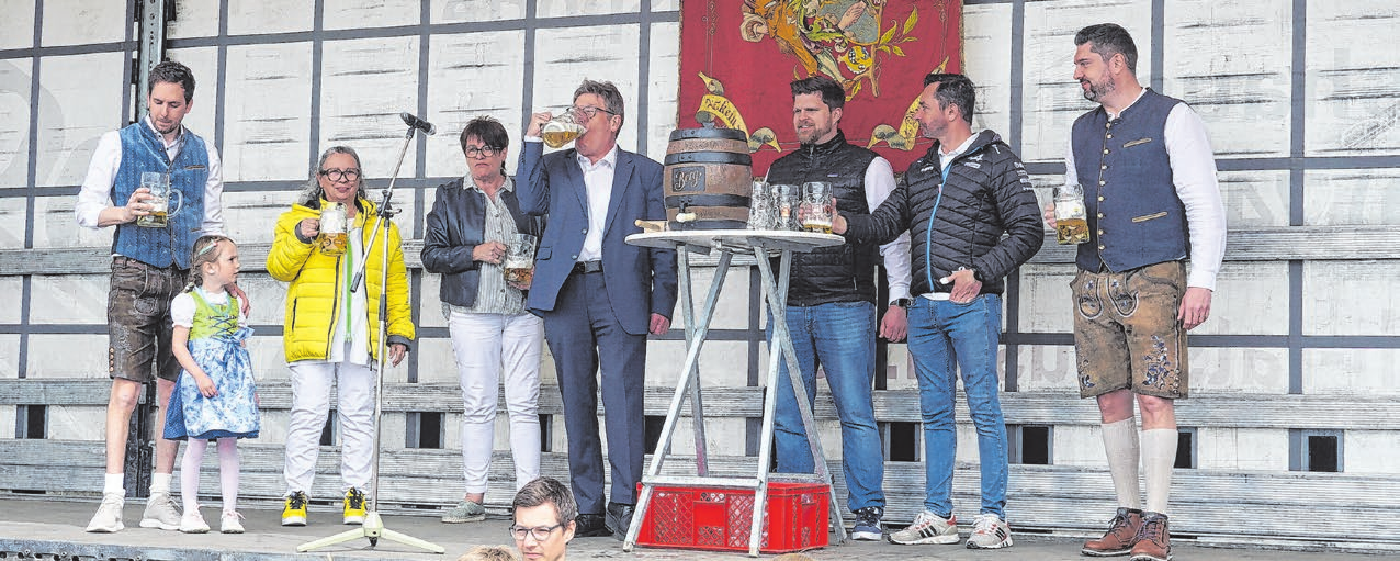 Nachdem Bürgermeister Karl Josef Sprenger beim Frühlingsfest im letzten Jahr das erste Fass angestochen hatte, hieß es für die HGV-Vorsitzende Juliane Haas (Dritte von links) und ihre Vorstandskollegen„Hoch die Krüge“.