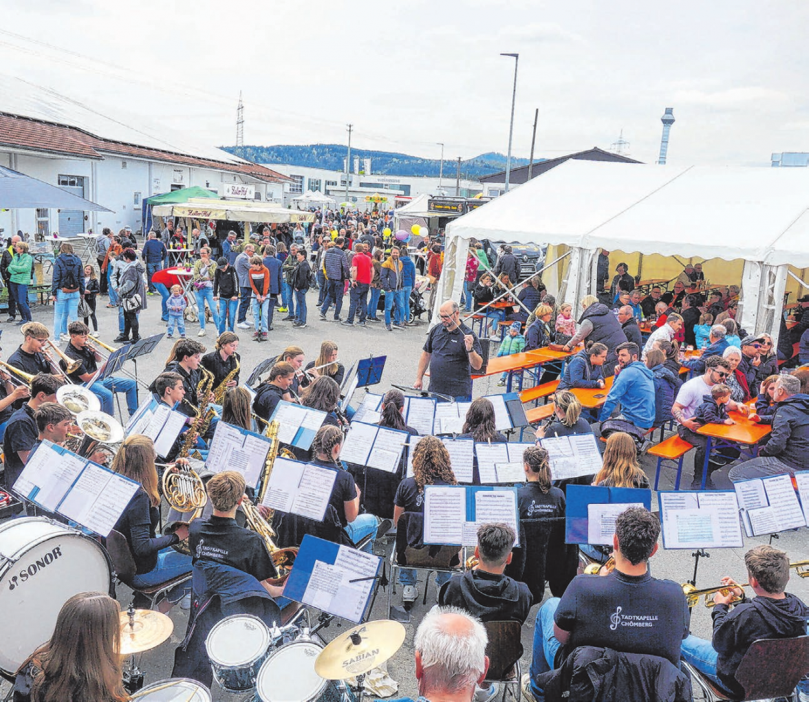 Die Vorsitzende Juliane Haas und Bürgermeister Karl-Josef Sprenger bei der 125-Jahr-Feier des HGV. Im Hintergrund sind die früheren Ausschussmitglieder zu sehen. 