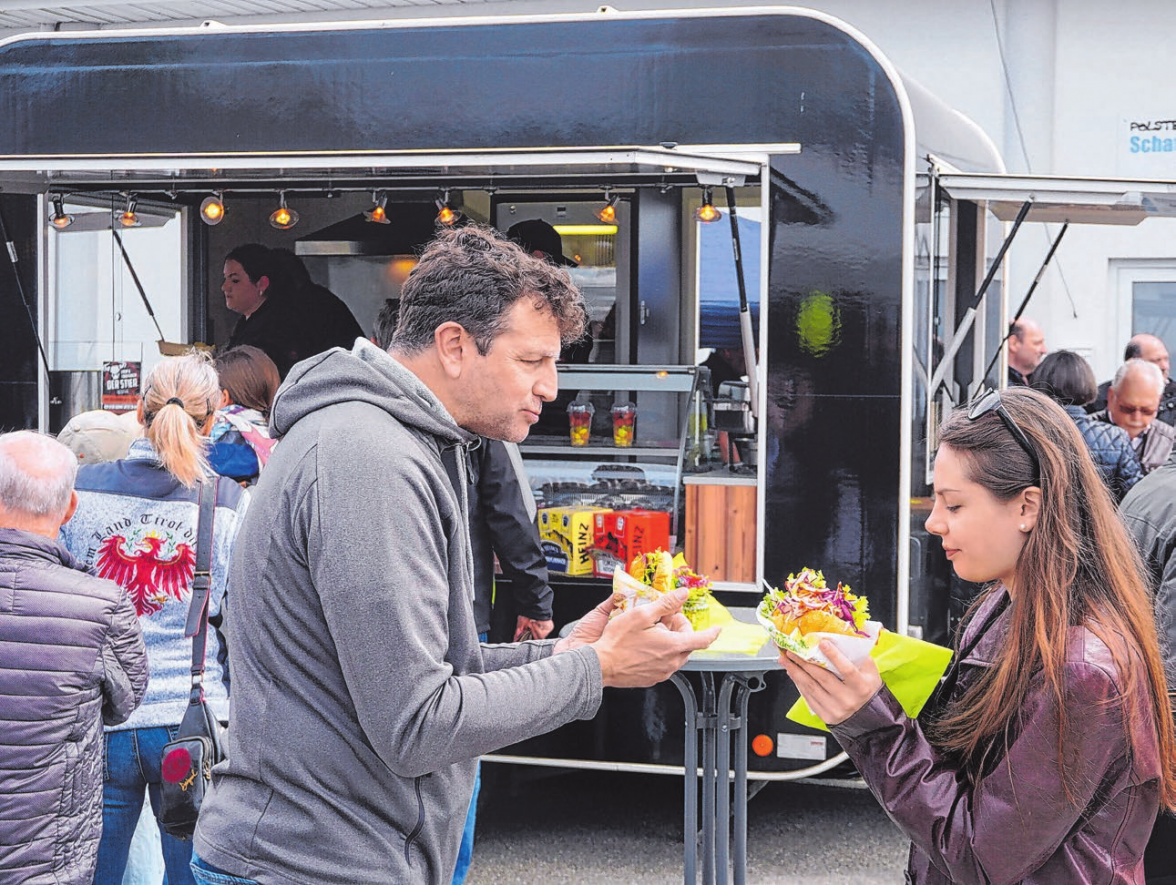 Sicherlich bleiben wieder viele Küchen kalt. Hunger leiden muss bestimmt auch dieses Jahr niemand. Die musikalische Untermalung bei der offiziellen Eröffnung des ersten HGV-Frühlingsfestes (Bild oben).
