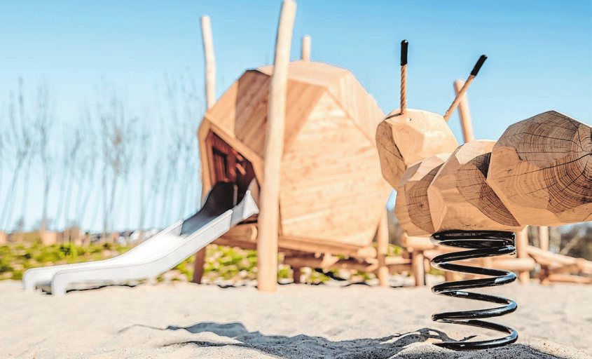 Spielplatz mit Holztieren.