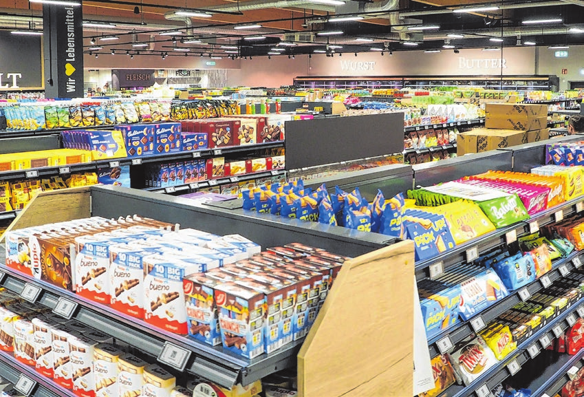 Einladend, mit viel Holz und Stein ist der Markt: Die Abteilungen sind gut beschriftet, sodass sich alle zurechtfinden.