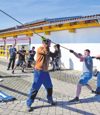 Der Zeltaufbau ist anstrengend. Foto: Roland Schütter