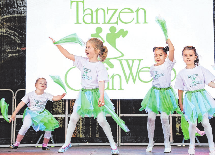 Die „Tanzraupen“ der TSG Hall traten am Sonntag auf dem Marktplatz auf.