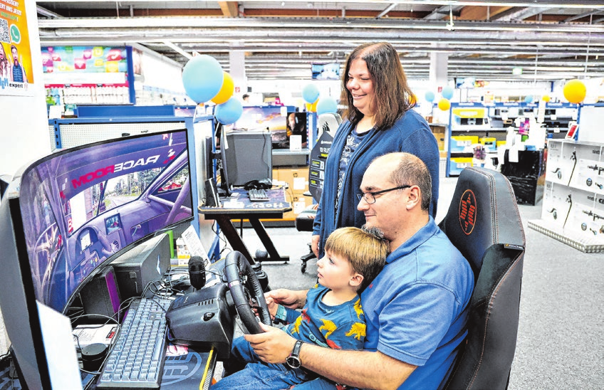 Vater und Sohn an der Spielekonsole bei HEM im Gründle.