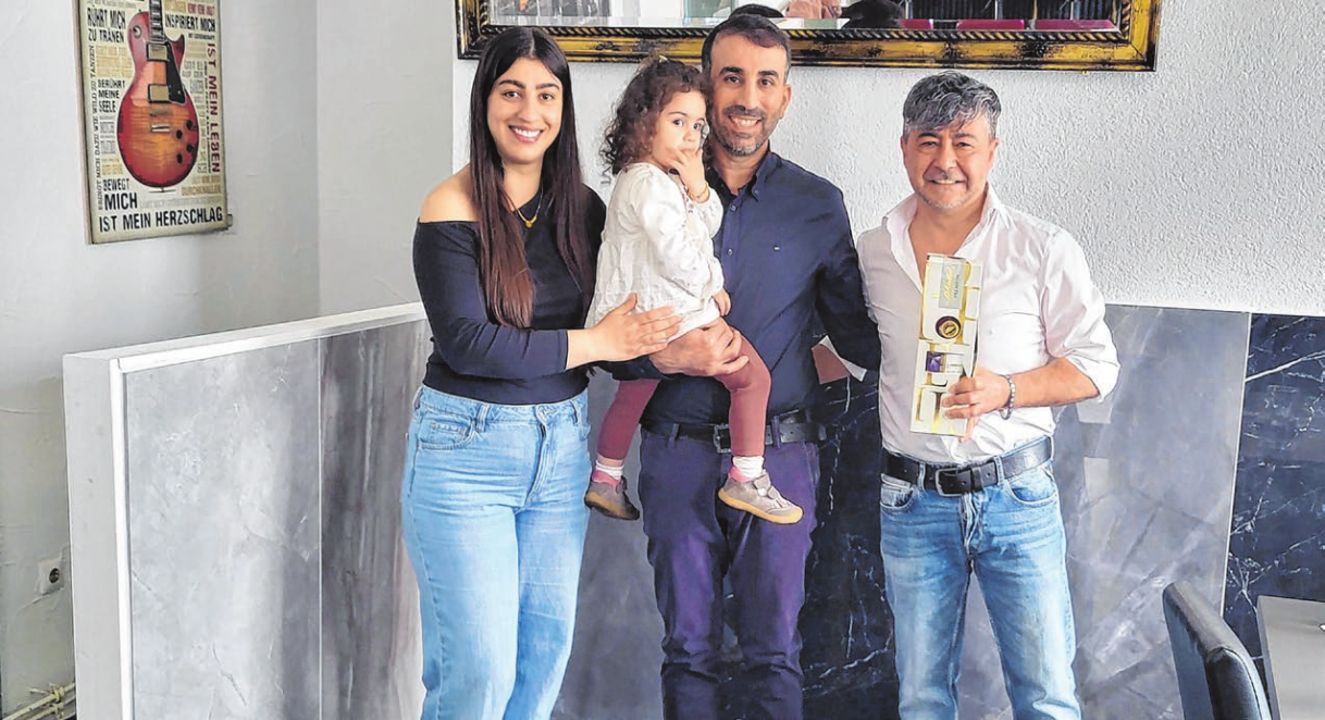 32 Jahre lang hat Kemal Öztürk (rechts im Bild) das „Snack House“ geführt. Von links nach rechts: Sevgi Tahta, Abbas/Lorin Tahta, Kemal Öztürk. Fotos: Dennis Bresinger