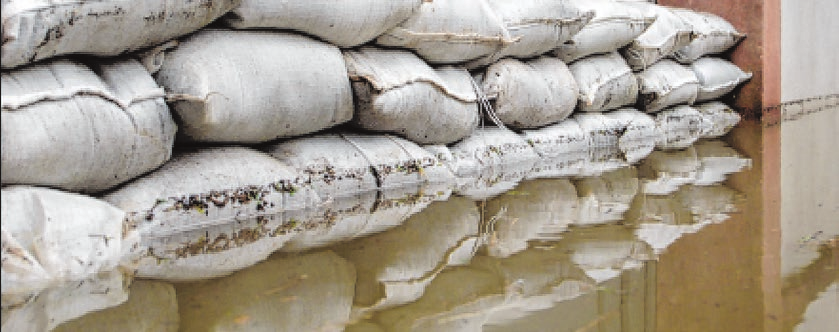 Nach Hochwasser bleibt Feuchtigkeit oft lange in den Wänden. txn-Foto: AA+W/AdobeStock/Saint-Gobain Weber