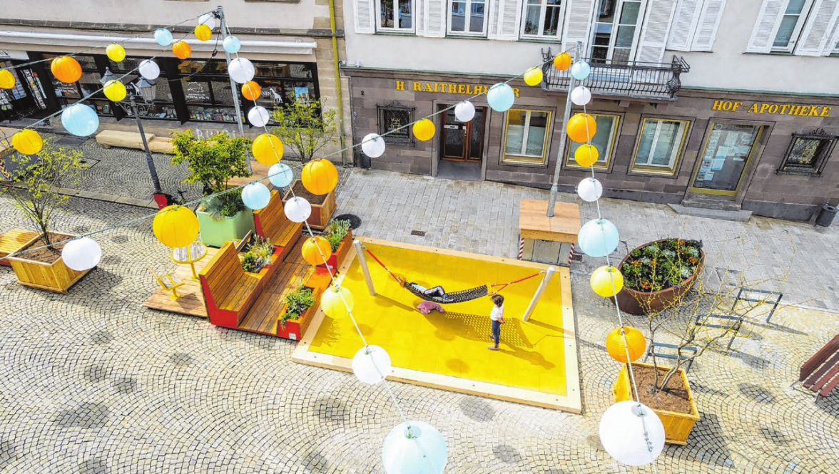 In der Hängematte, und das mitten in der Hechinger Altstadt. Der neue Bürgerplatz macht auch das ab sofort möglich. Fotos: Martin Keidel