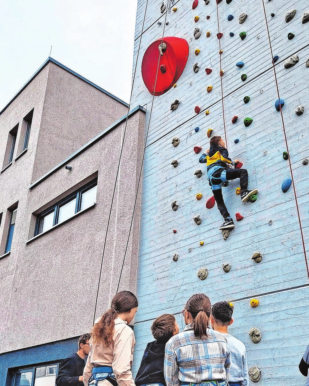 An dem Schlauchturm der Hechinger Feuerwehr in der Ermelesstraße wartete auf Mutige eine Kletterwand. Foto: Benjamin Roth