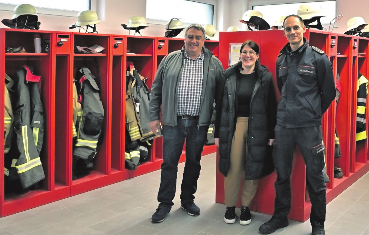 Sie waren maßgeblich beteiligt bei Planung und Bau des neuen Feuerwehrhauses (von links) Münsingens Stadtbaumeister Alfred Schnürch, Heike Seifried (Hochbau) und Feuerwehrkommandant Christoph Belz. Auf dem Bild fehlt Eva Wizemann vom Hochbau der Stadt Münsingen. Fotos: Jürgen Herdin