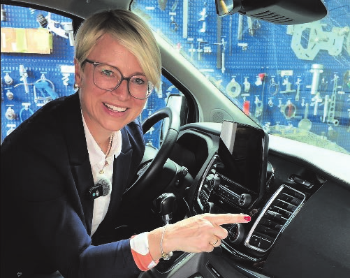 Alexandra Zimmermann erklärt, warum der Klimaanlagencheck im Auto wichtig ist. Foto: Constantin Fetzer