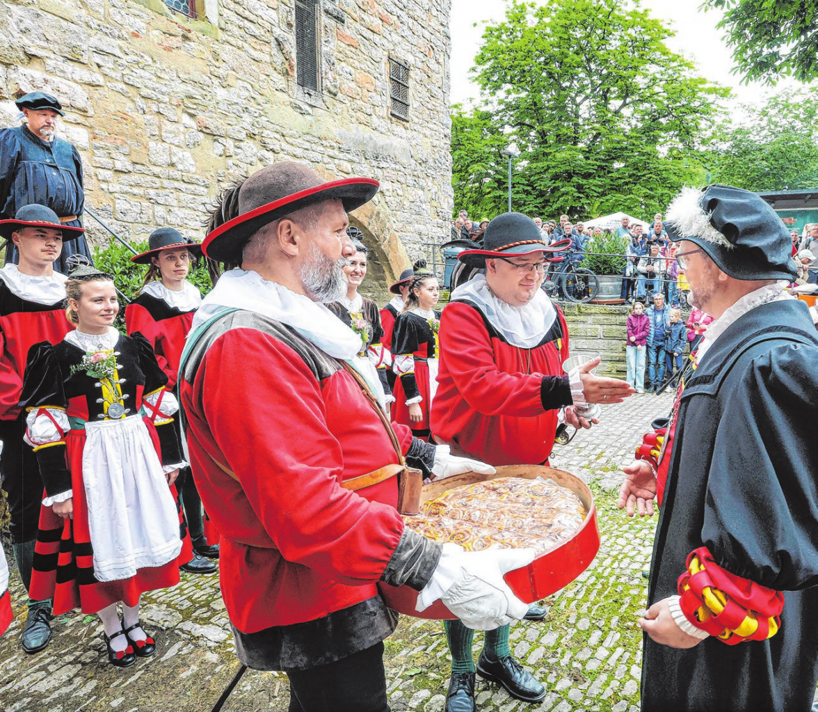 Die öffentliche Präsentation des Siederskuchen vor dem Haalamt ist in der alten Festordnung genau vorgeschrieben.