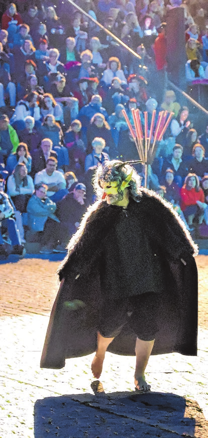 Der Haalgeist erscheint auf dem Marktplatz.