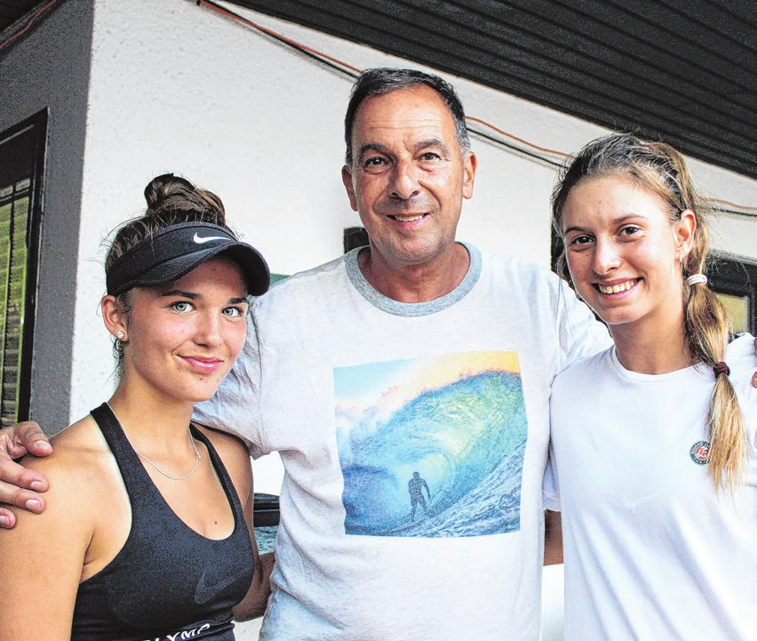 Mia Mack (links) und Alexandra Vecic, zwei der großen Nachwuchshoffnungen des Württembergischen Tennisbundes, hier mit Turnierdirektor Thomas Bürkle, spielten bei den boso Ladies Open 2019 zusammen im Doppel. Nächste Woche wird es wieder so sein.