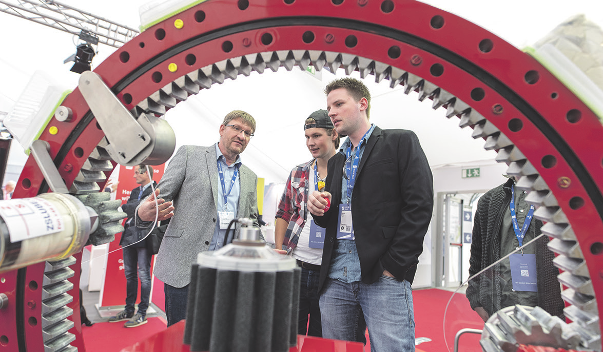 Fachbesucher auf der „Husum Wind“. Die Messe baut ihr Themenangebot kontinuierlich weiter aus