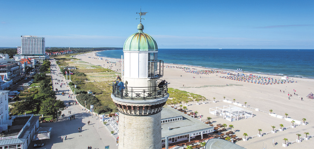 Zwei Wahrzeichen am Warnemünder Strand. Foto: Hotel Neptun