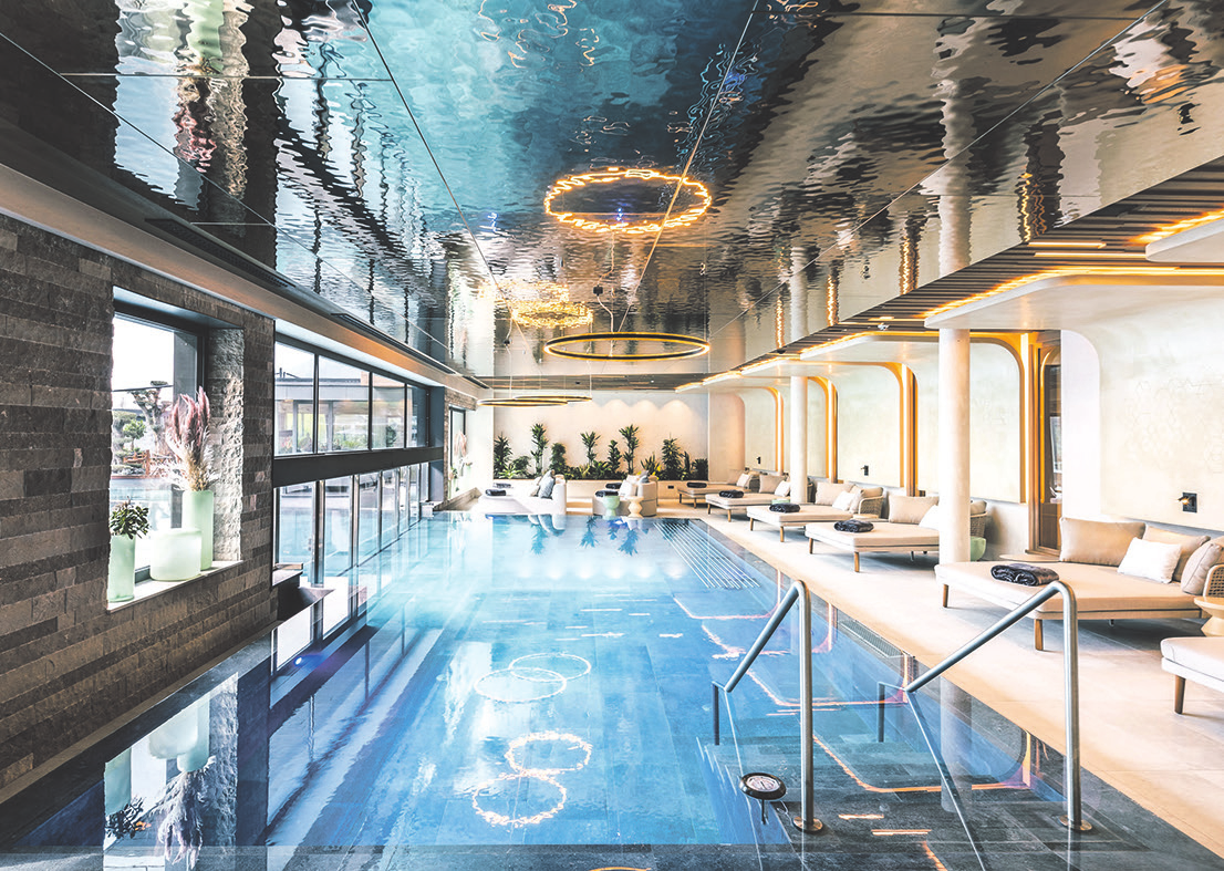 Vollkommene und pure Entspannung: Blick auf den Indoor-Pool vom Balance-Spa der Quellenhof See Lodge in Südtirol