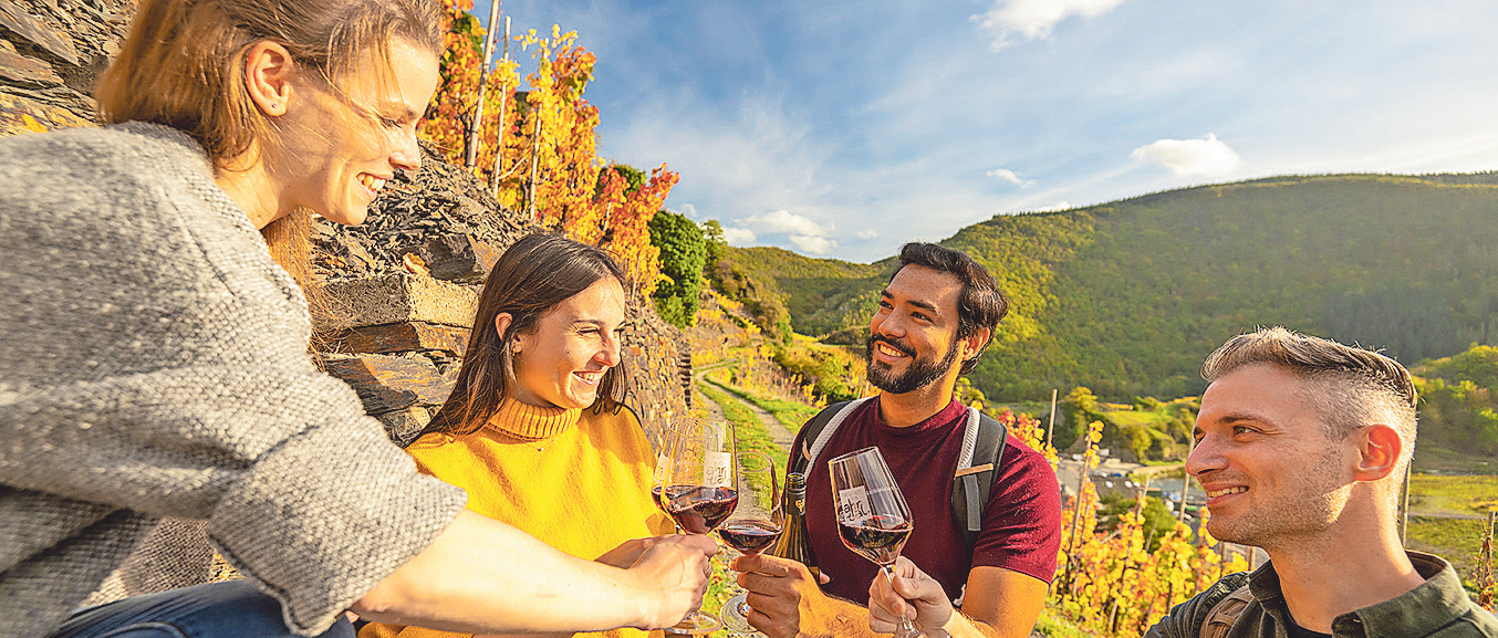 Gemeinsamer Weingenuss auf dem Rotwein-Wanderweg im Ahrtal. Foto: Dominik Ketz / Ahrtal Tourismus e.V