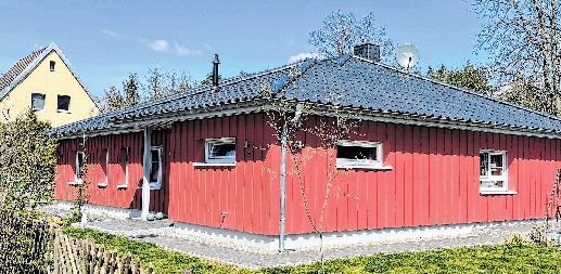 Ein Bungalow mit Holzfassade in Wulkow, errichtet von der Firma Korallus Bau GmbH. 