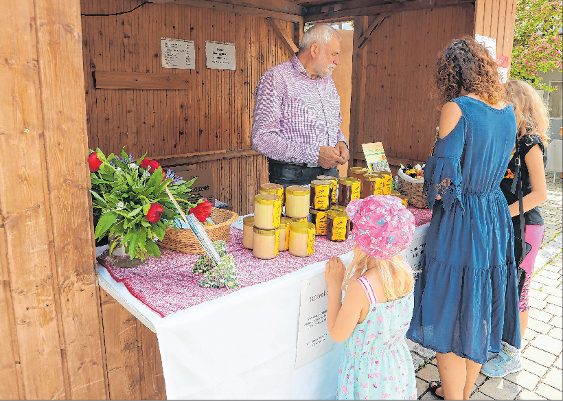  Regionale Erzeugnisse, wie frischer Honig, sind bei den Marktbesuchern besonders beliebt.