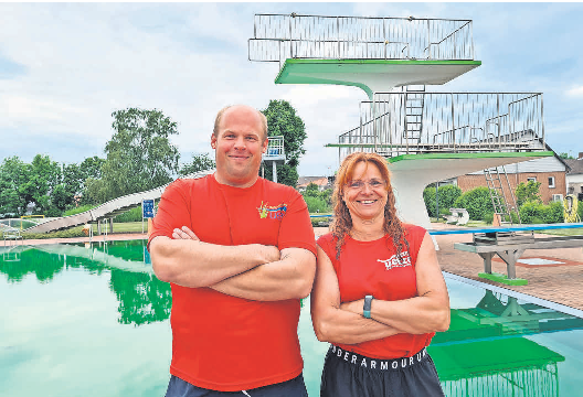 Rita Heinke und Dennis Brandes sind das Hauptteam am Beckenrand im Naturerlebnisbad Uetze. Beide freuen sich auf den Saisonstart. 