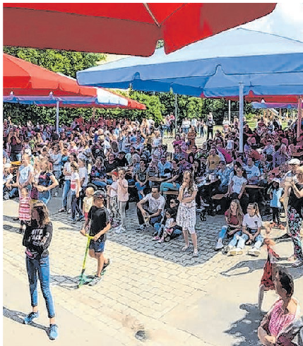 Treffpunkt Söflingen: Hier wird gern gefeiert, wie Bilder des letzten Söflinger Sommers zeigen (r./l.). Auch dieses Jahr ging es schon rund: Das Bild in der Mitte zeigt das Street-Food-Festival „The Taste“ am vergangenen Wochenende. Fotos: privat, S. Müller