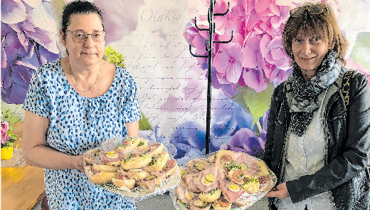 Zum Mitnehmen: Sylvia und Ramona (re.) von der format GmbH holen die bestellten belegten Brötchen ab.