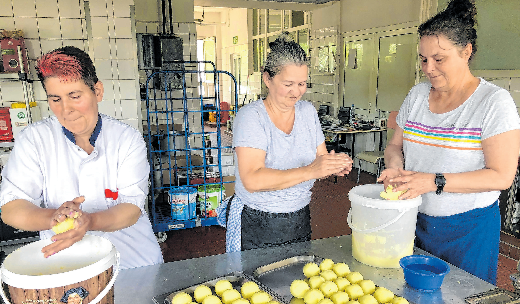 Handarbeit: Michaela Drosdzol, Margit Freyer und Kirsten Völzmann rollen Klöße fürs Mittagessen.