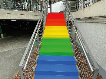 Mit der Gestaltung dieser Treppe hat das Werbeteam Seifert ein Zeichen für Gleichberechtigung und Vielfalt gesetzt. © Webeteam Seifert