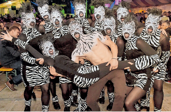 Auch der große Showtanzabend steigt wieder am Pfingstsonntag - zehn Tanzgruppen bringen die Showbühne zum Schwingen.