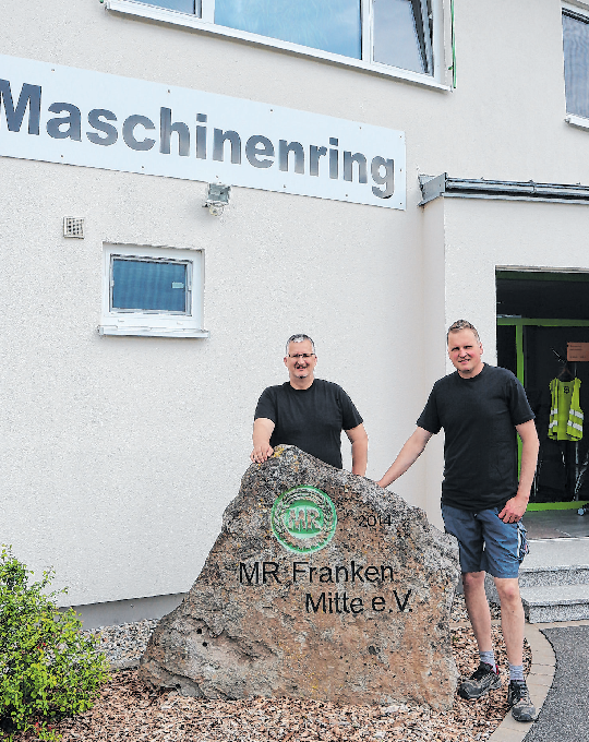Manuel Burger (I.) und Herbert Weigand (r.) vor dem neuen Geschäftshaus im Gewerbepark Steigerwald in Markt Bibart.