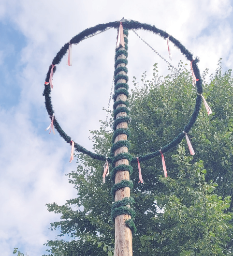 Tradition: Der Maibaum mitten im Ort gehört in Hachmühlen dazu – genau wie das lebendige Vereins- und Veranstaltungsleben.