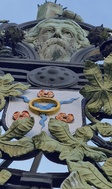 Taucht überall im Stadtbild auf: das Springer Wappen - hier am Marienbrunnen.