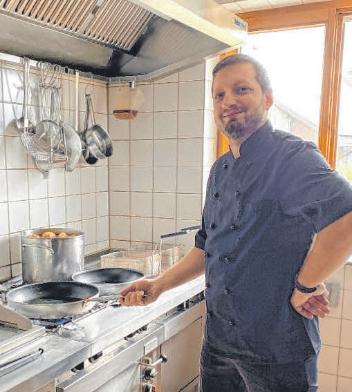 In der Küche ihr Bruder Todor Antonic. Foto: Rosa Laner