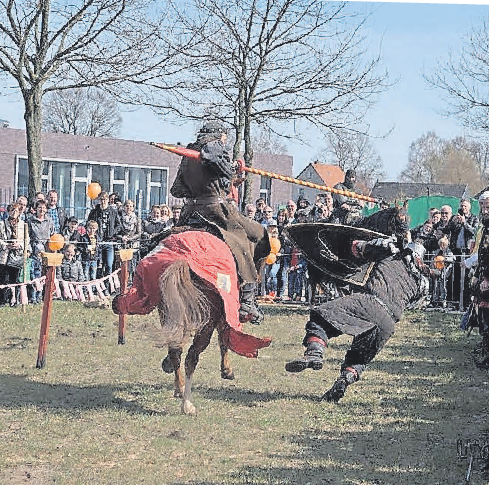 Hartmann von Starkenberg (auf dem Pferd) liefert sich einen Zweikampf mit Balthasar von Fiebelkorn.