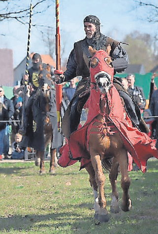 Hartmann von Starkenberg (r.) und Balthasar von Fiebelkorn (hinten) hoch zu Ross.