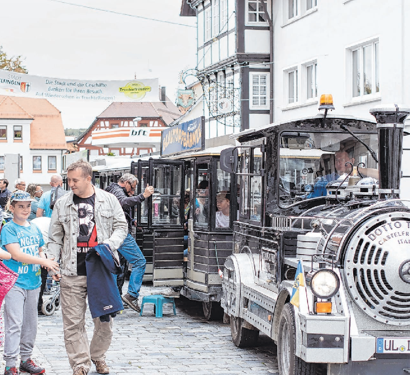 Das Blautopfbähnle bietet beim Verkaufoffenen Sonntag in Trochtelfingen einen kostenlosen Shuttleverkehr vom Industriegebiet durch die Innenstadt und weiter bis Steinhilben – und natürlich fährt das Bähnle auch wieder zurück. Fotos: Privat 