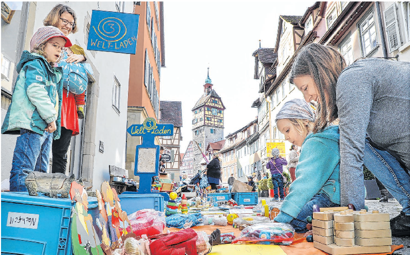 Kinderschätze vor dem Josenturm.