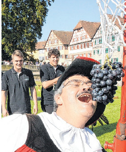 Trauben naschen, ohne die Hände zu benutzen, ist eine Station auf dem Buttenlauf-Parcours. Foto: Thumilan Selvakumaran