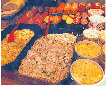 Eine feine Auswahl unterschiedlicher Fleisch- und Wurstprodukte bietet die Fleischerei Lange am Stand auf dem Wochenmarkt. Dazu zählen auch selbst kreierte Salate. Foto: ey
